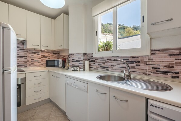 Refrigerador, microondas, horno, placa de cocina