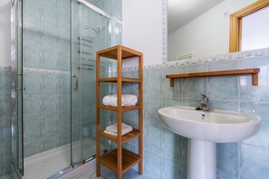 Dusche, Haartrockner, Handtücher