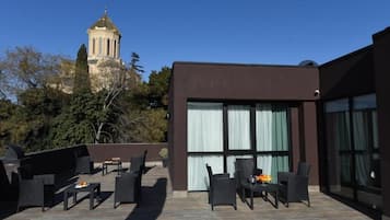 Suíte família, varanda coberta, vista para a montanha | Terraço/pátio