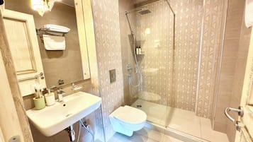 Ducha, artículos de higiene personal gratuitos y secador de pelo