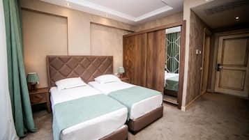 Quarto casal ou duplo, sacada, vista para o pátio | Cofres nos quartos, escrivaninha, ferros/tábuas de passar roupa