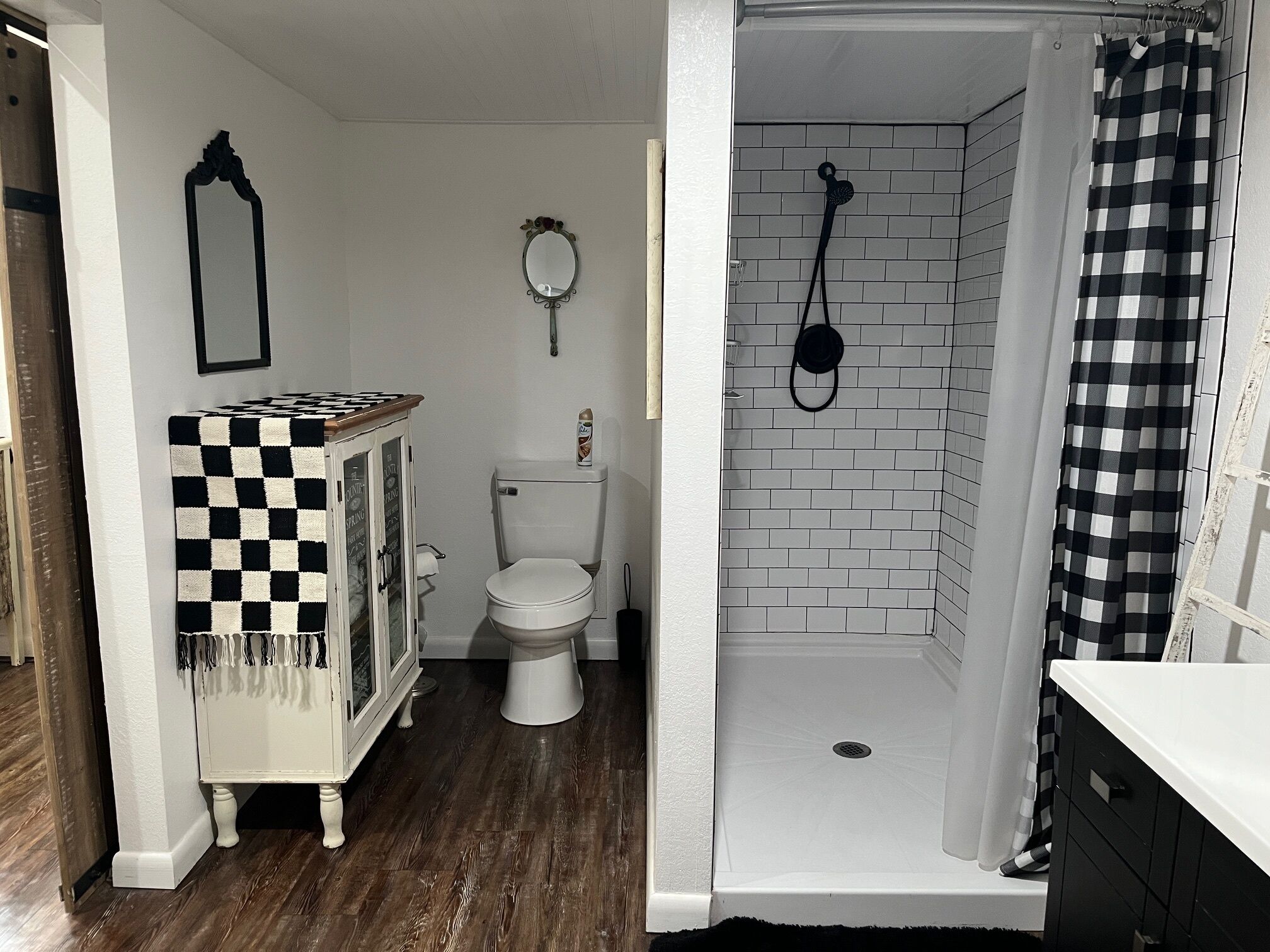 Douche, sèche-cheveux, serviettes fournies, savon