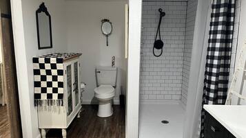 Douche, sèche-cheveux, serviettes fournies, savon