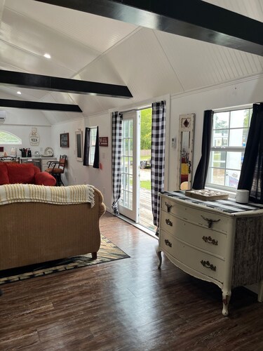 Cozy Country Cabin with Modern Touches & Rooster Charm!