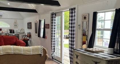 Cozy Country Cabin with Modern Touches & Rooster Charm!