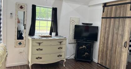 Cozy Country Cabin with Modern Touches & Rooster Charm!