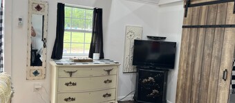 Cozy Country Cabin with Modern Touches & Rooster Charm!