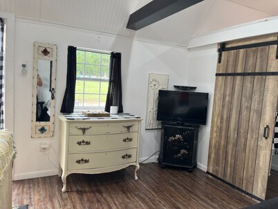 Cozy Country Cabin with Modern Touches & Rooster Charm!