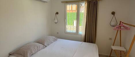 1 slaapkamer, een strijkplank/strijkijzer, beddengoed