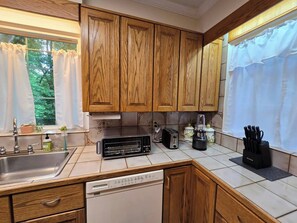 Microwave, oven, stovetop, dishwasher - 5 Points Park&Walk King Master Suite (Athens)