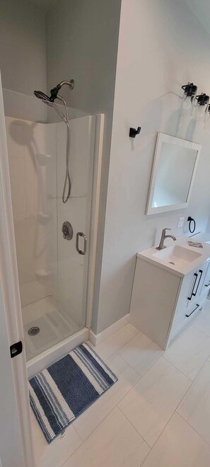 Ducha, toallas, papel higiénico