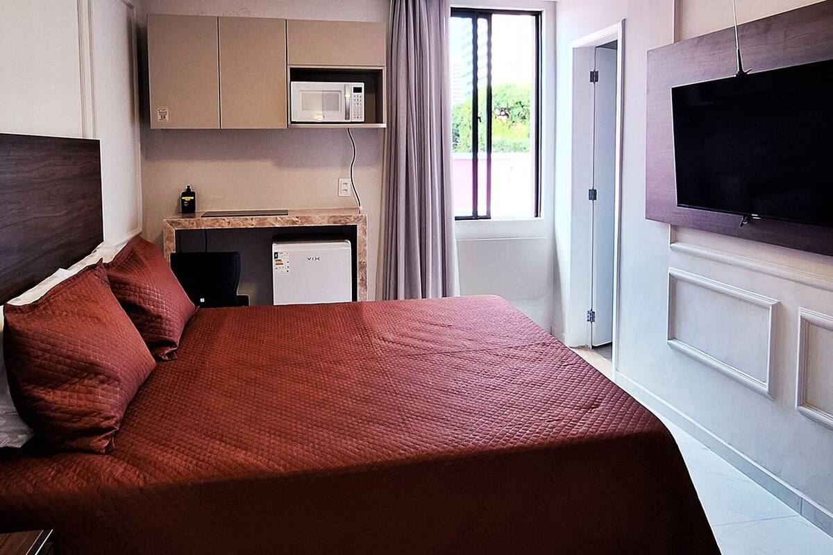 Deluxe Studio, City View | Desk, laptop workspace, free WiFi
