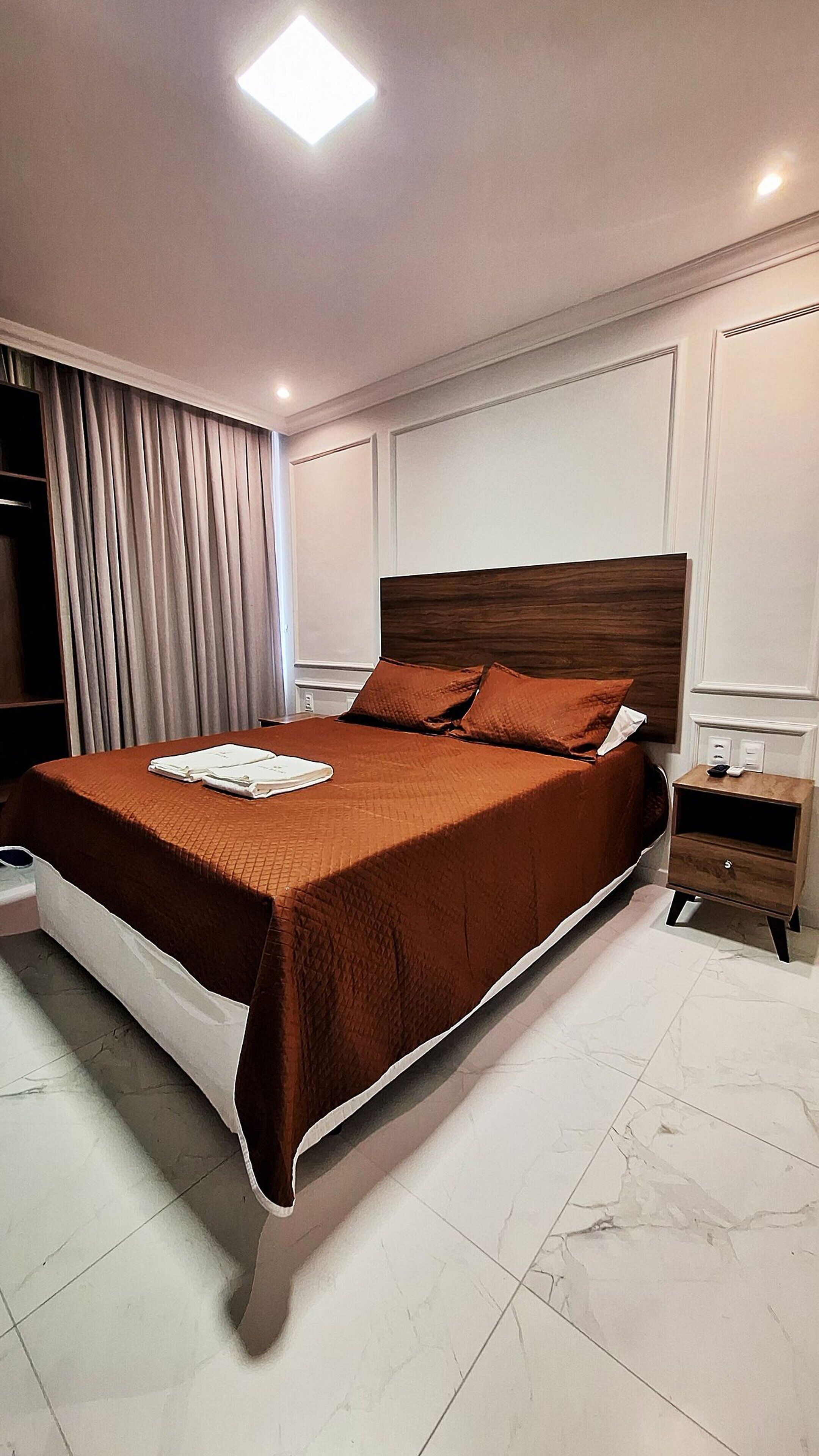 Escritorio, espacio para trabajar con laptop y wifi gratis 