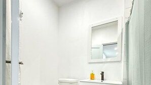 Hair dryer, towels, soap, toilet paper - Serene 2-bedroom apartment with AC in San Juan (San Juan)