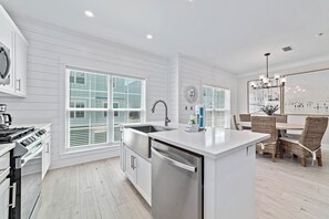 冷蔵庫、電子レンジ、オーブン、コンロ