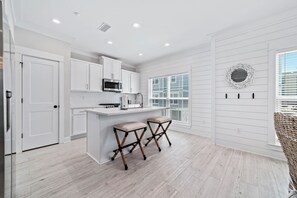 冷蔵庫、電子レンジ、オーブン、コンロ