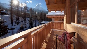 A wooden balcony with a view of a snowy mountain landscape. - Matterhorn Gazes, Luxury Embraces 1000 (Valais)