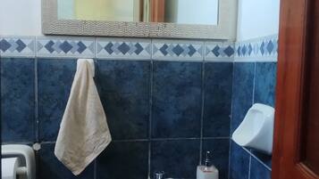 Serviettes fournies, savon, papier toilette