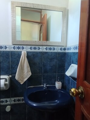 毛巾、肥皂、卫生纸