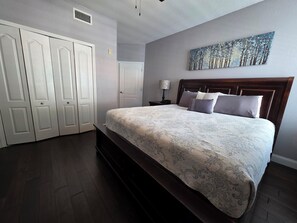 2 habitaciones, escritorio, tabla de planchar con plancha y wifi gratis 