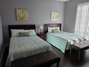 2 slaapkamers, een bureau, een strijkplank/strijkijzer, gratis wifi