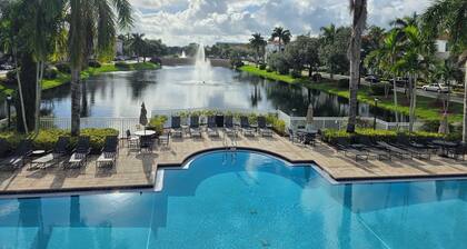 Palm Beach Gardens PENTHOUSE Retreat - 10 minutes to the Beach