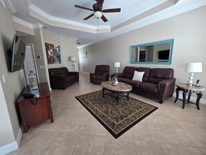 Smart-tv, een dvd-speler en een stereo