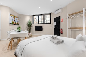 Iron/ironing board, WiFi, bed sheets