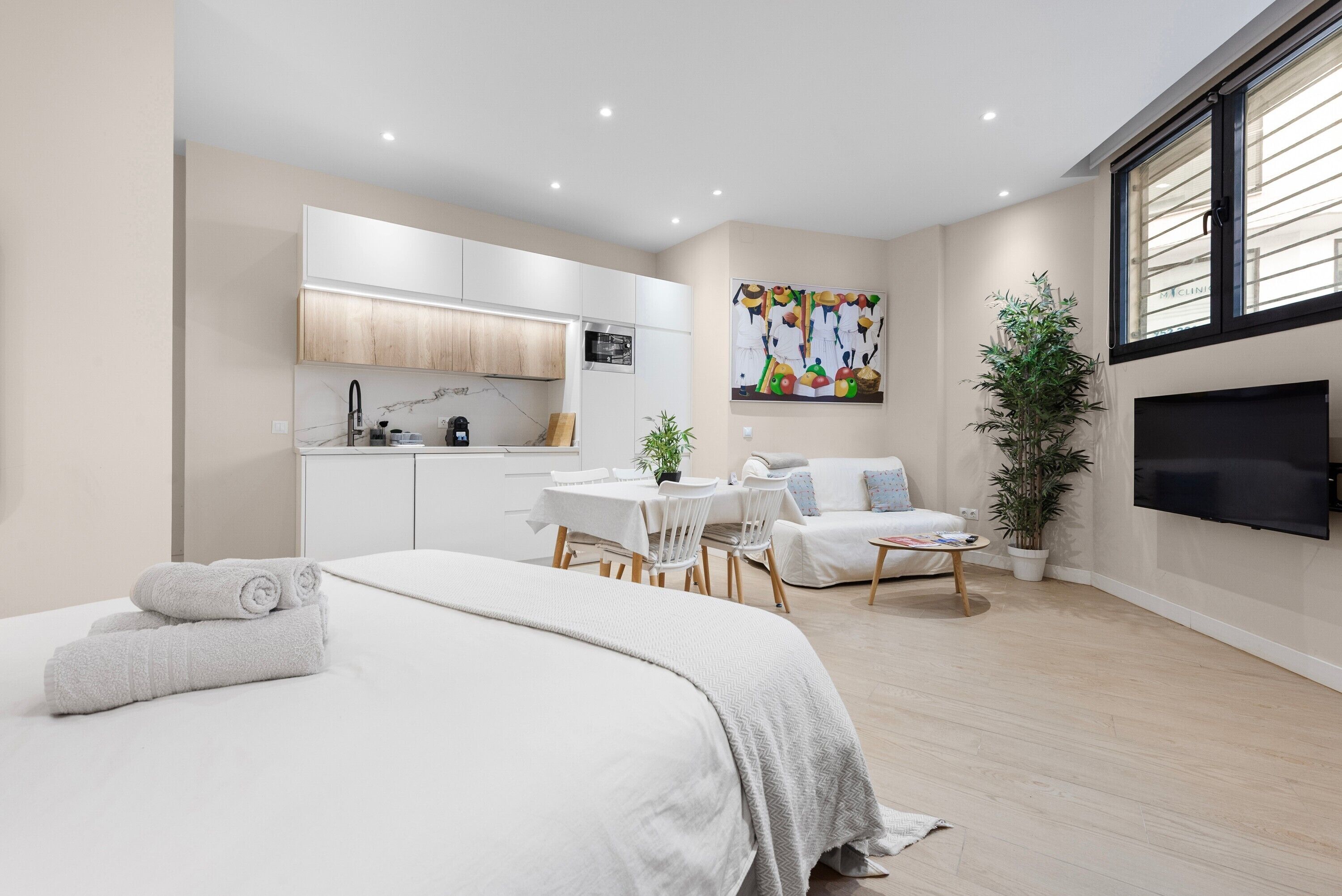 Tabla de planchar con plancha, wifi y ropa de cama 