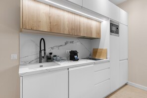 Kühlschrank, Mikrowelle, Herdplatte, Wasserkocher mit Kaffee-/Teezubehör