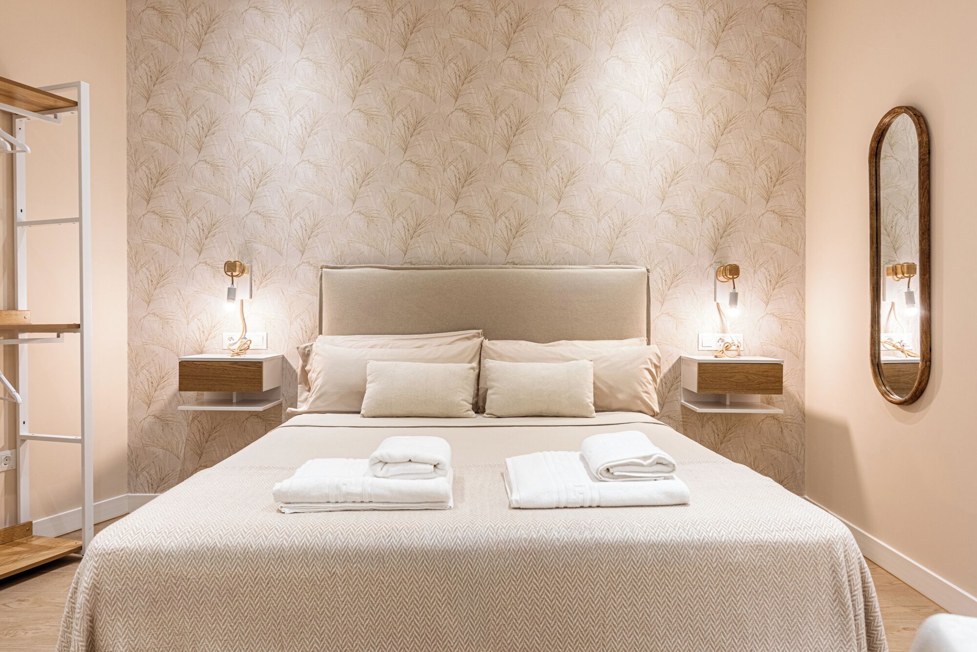 Tabla de planchar con plancha, wifi y ropa de cama 