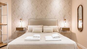 Tabla de planchar con plancha, wifi y ropa de cama