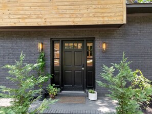 Exterior detail - Luxe on Live Oak Chefs Kitchen & Wine Bar (Raleigh)