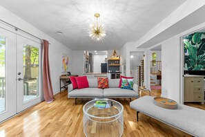 Living area - Luxe on Live Oak Chefs Kitchen & Wine Bar (Raleigh)