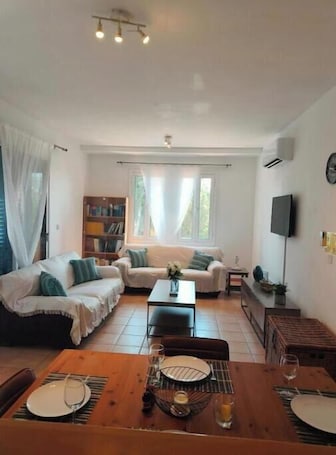 Smart TV, libri. Possidon Beach Getaway - a comfortable and relaxing home with beach access.