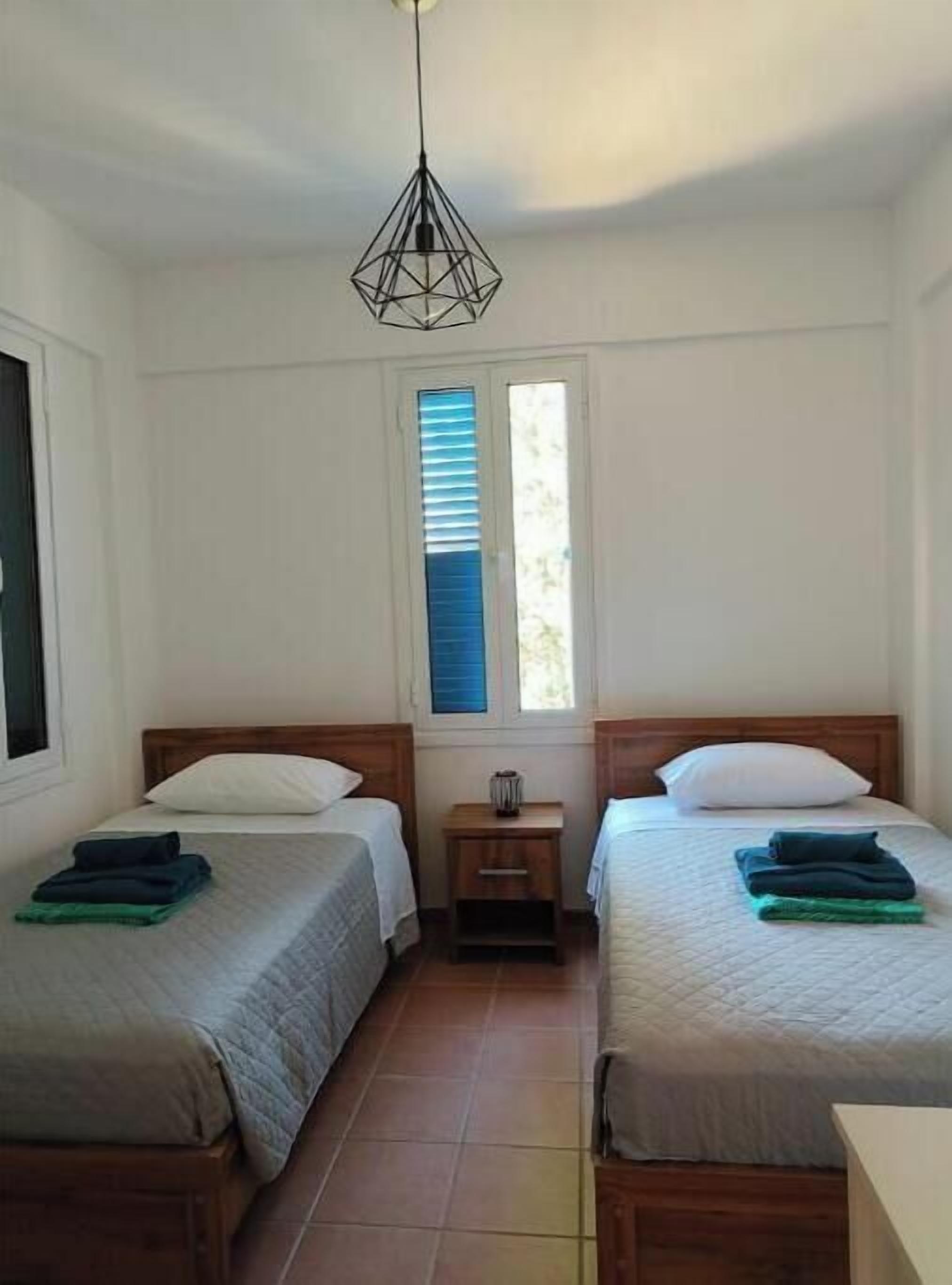 2 habitaciones, tabla de planchar con plancha y cuna de viaje 