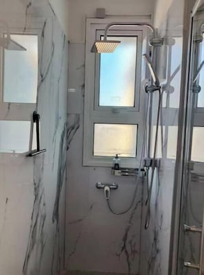 Douche, sèche-cheveux, serviettes fournies, savon