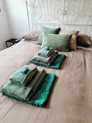 2 bedrooms, iron/ironing board, travel cot, free WiFi