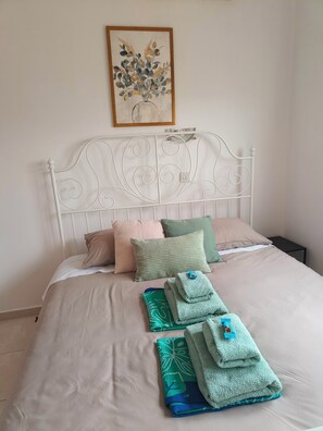 2 habitaciones, tabla de planchar con plancha y cuna de viaje 