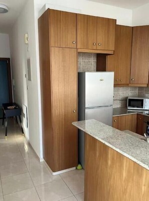 Microwave, oven, stovetop, coffee/tea maker