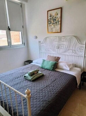 2 bedrooms, iron/ironing board, travel cot, free WiFi - Marina City Centre Stays - comfort and easy access to the beach and town centre (Larnaca)