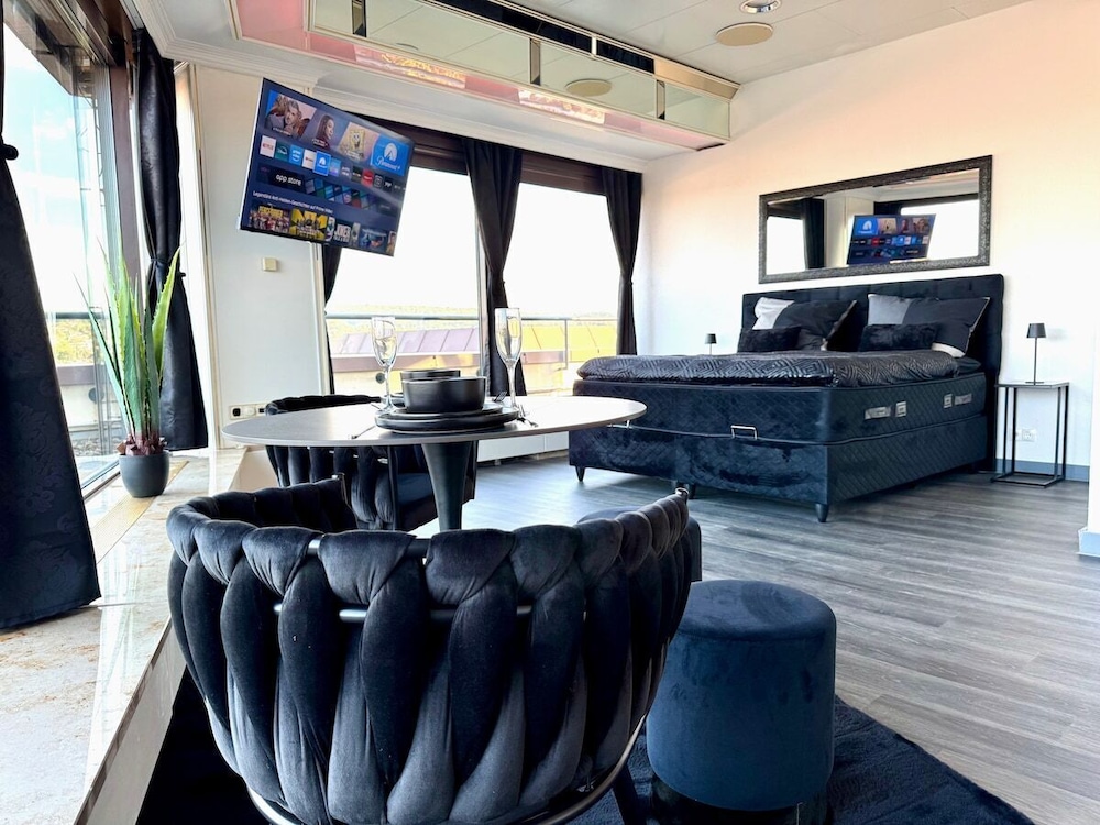 Suite-Private Bathroom-City view Reviews, Deals & Photos 2025 - Vrbo