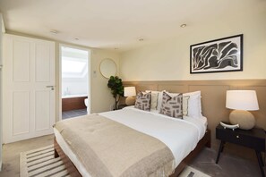 Free WiFi - Chiswick Townhouse with Garden & Parking (London)