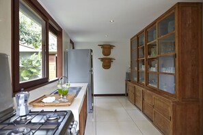 Refrigerador, microondas, placa de cocina, lavavajillas