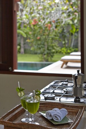 Refrigerador, microondas, placa de cocina, lavavajillas