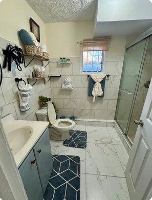 Ducha, secador de pelo, toallas, jabón