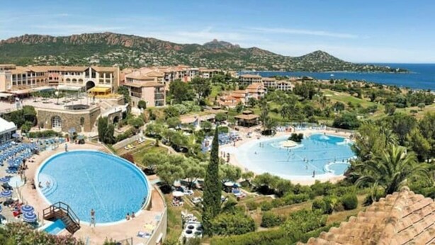A resort with multiple swimming pools, a large central pool, and a view of the surrounding landscape and mountains. - Superb duplex Cap Esterel Sea view (Saint-Raphaël)