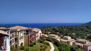 A coastal hotel with multiple floors, a central courtyard, and a view of the sea. - Superb duplex Cap Esterel Sea view (Saint-Raphaël)