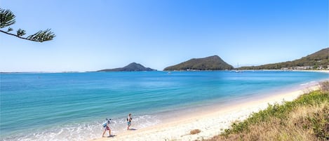 在海灘附近