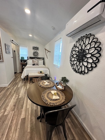 1 bedroom, iron/ironing board, free WiFi, bed sheets. Delightful Tiny House - Our little piece of paradise in Lakehills Tx.